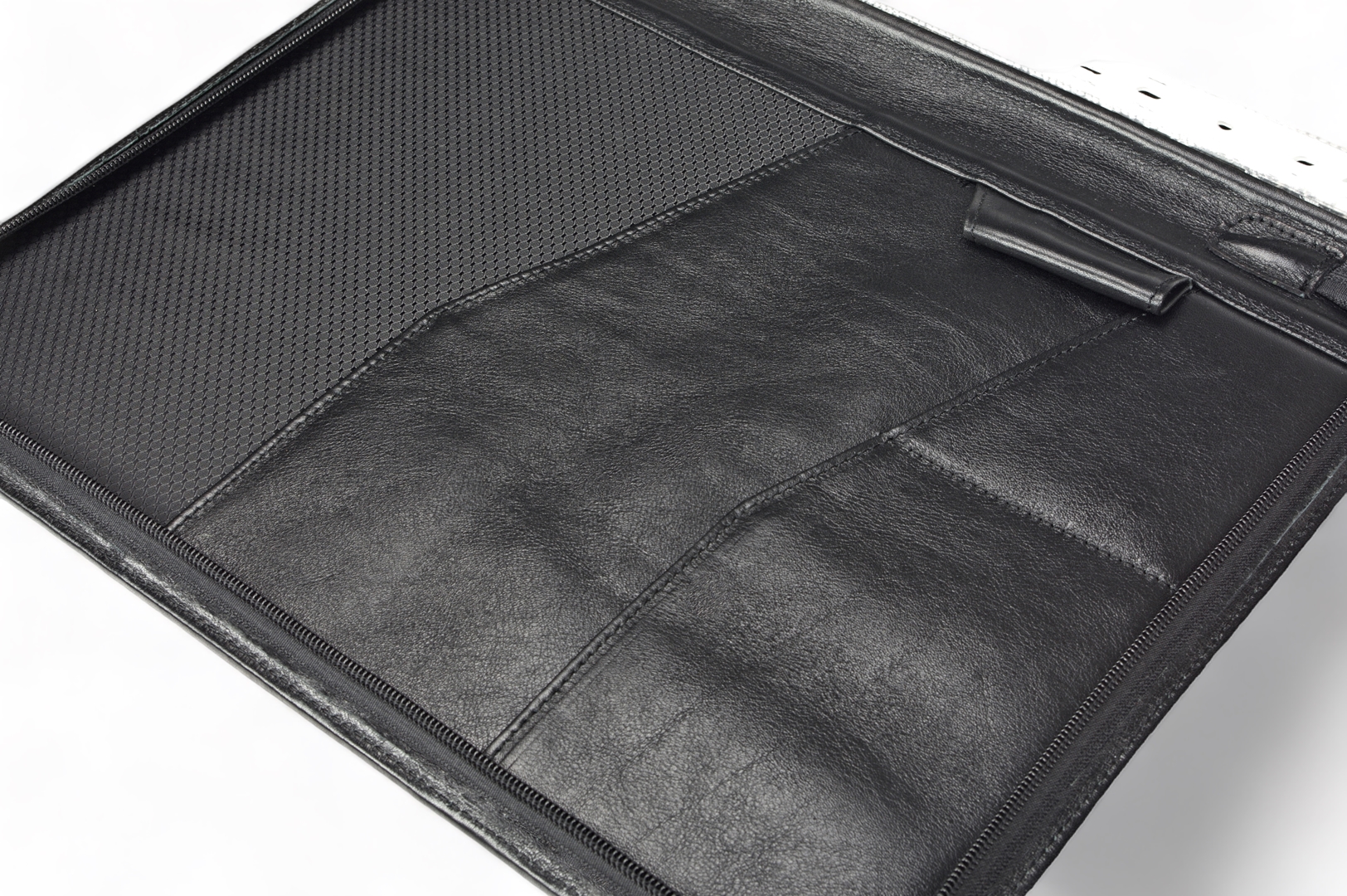 A4 size conference folder with a zipper made of genuine leather. 26 BL-0-1F