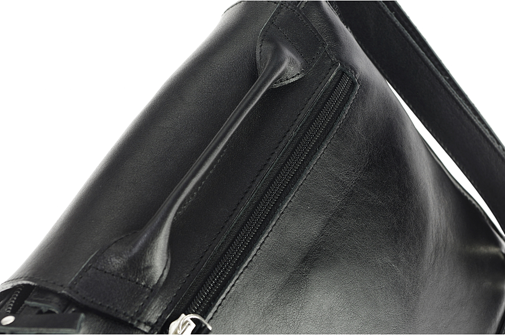  Classic leather shoulder bag. 31 BL-0-1BG