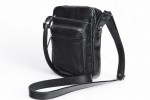  Classic leather shoulder bag. 52 BL-0-1BG