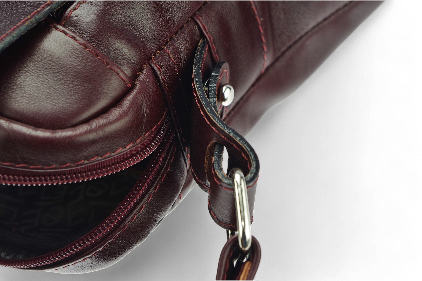  Classic leather shoulder bag. 52 BL-0-2BG