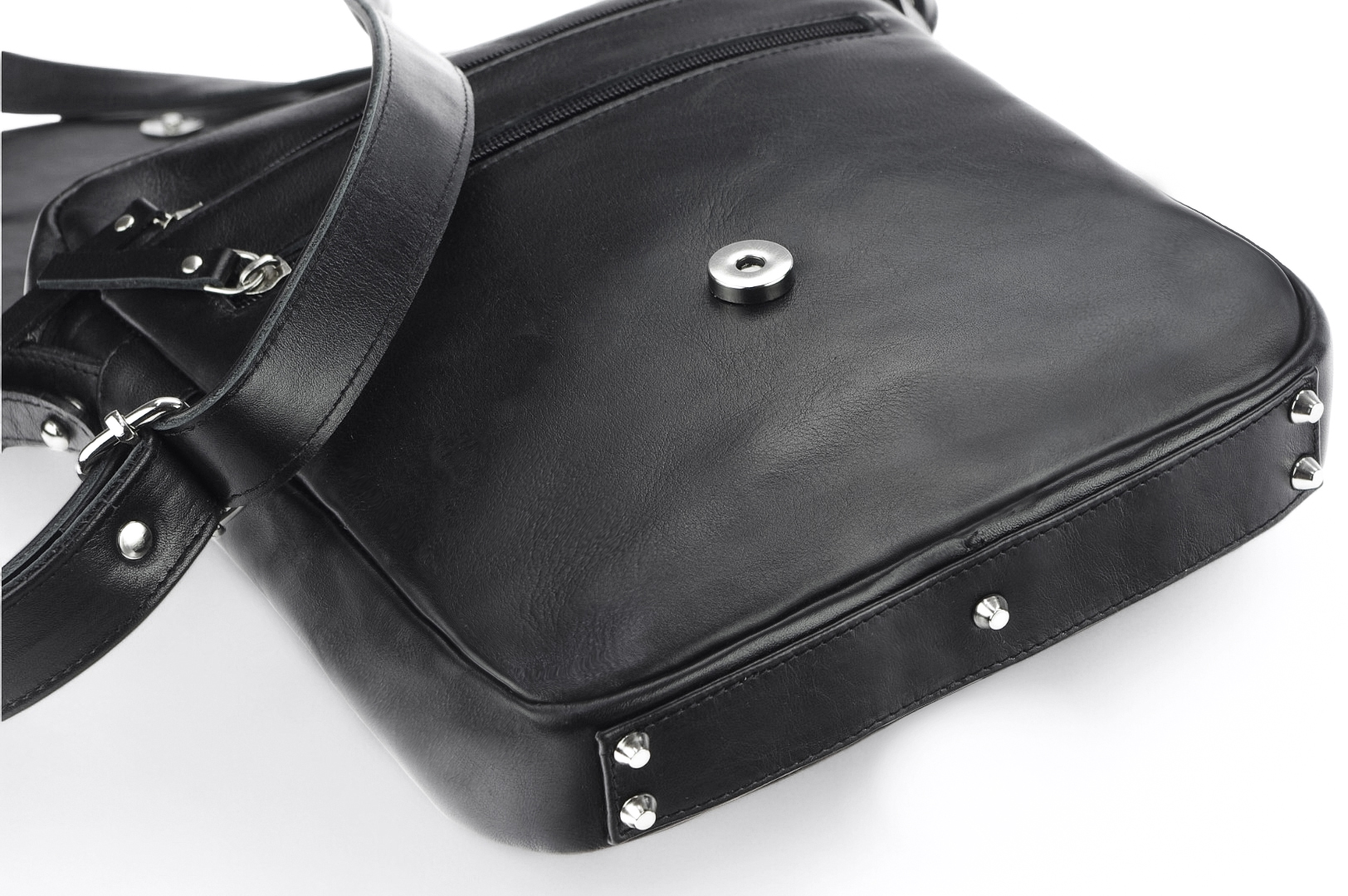 Classic leather shoulder bag. 64 BL-0-1BG